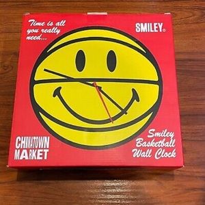 China town market smiley clock